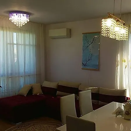 прекрасный с видом на море и бассейном