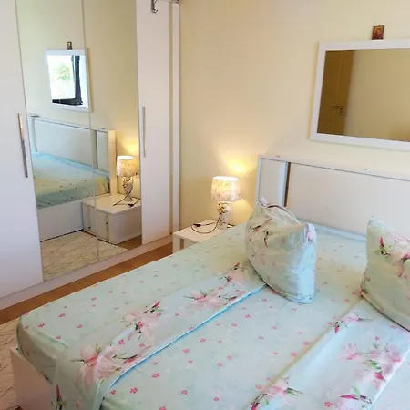 прекрасный с видом на море и бассейном Bjala