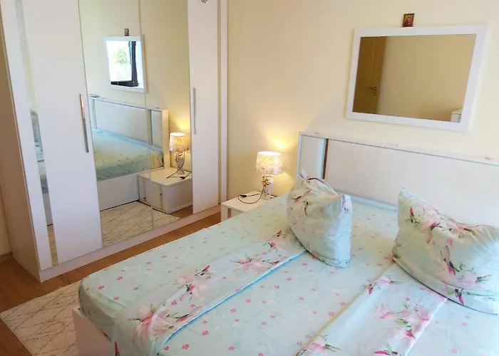 прекрасный с видом на море и бассейном 비알라