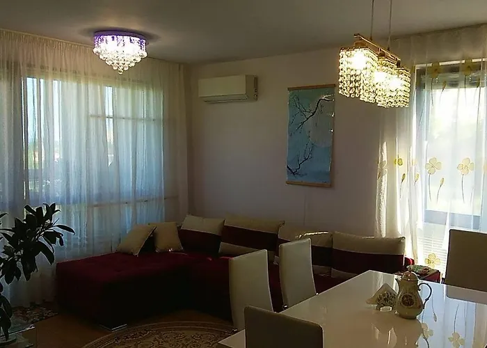 прекрасный с видом на море и бассейном