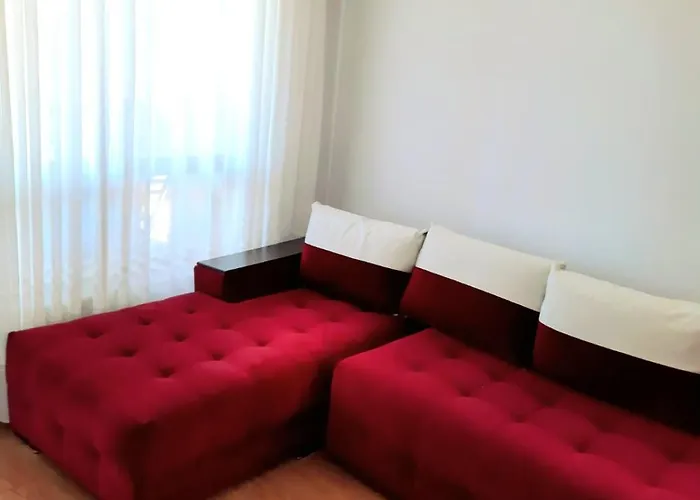 прекрасный с видом на море и бассейном *